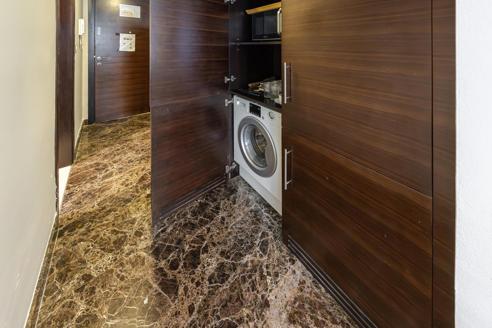 Close To I With Balcony I Fast Wi-fi Apartment *